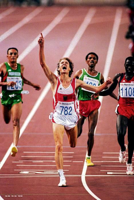 The mighty Dieter Baumann, winning the 5000m in the Barcelona '92 Olympics, with his superior finishing speed. Olympic Runners, Marathon Man, Games Photo, Sports Athletes, Women Athletes, 5000m, Sports Therapy, Running Race, Paris Olympics