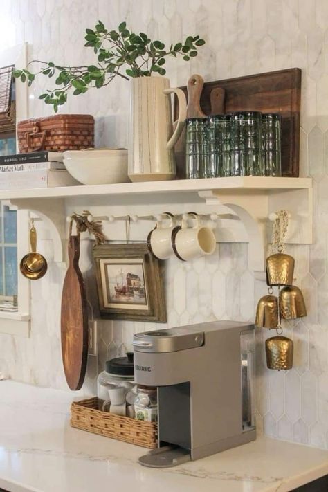 Shaker Peg Shelf Kitchen, Coffee Station Kitchen Countertops, Wall Coffee Station, Vintage Decorating Ideas, Model Dapur, Coffee Stations, Kitchen Shelf Decor, Vintage Decorating, Coffee Bar Home