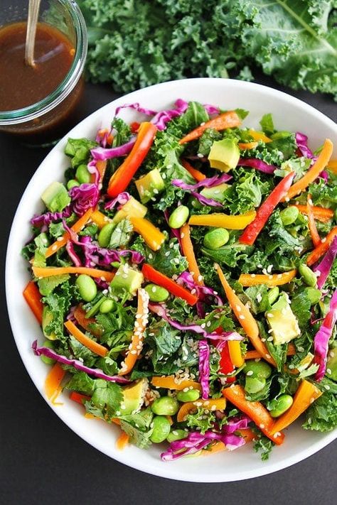 Asian Kale Salad Spring Salad Recipes Easter Dinner, Easter Salad Ideas, Supper Salads, Asian Kale Salad, Asian Kale, Veggie Salads, Spring Salads, Sesame Ginger Dressing, Lunch Saludable