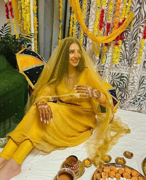 Mehndi Day Outfits, Mehndi Bride Outfit, Desi Wedding Ideas, Haldi Aesthetic, Mayoun Decor, Shaadi Aesthetic, Haldi Dress, Decor Backdrop, Sisters Photoshoot Poses