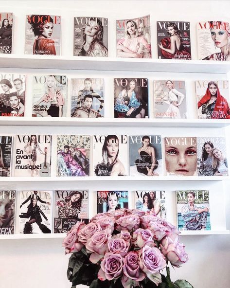 Stylist Fashion, Magazine Office, Fashion Writer, Magazine Editor Aesthetic, Fashion Office Decor, Internship Fashion, Fashion Journalism, Magazine Editor, Fashion Jobs