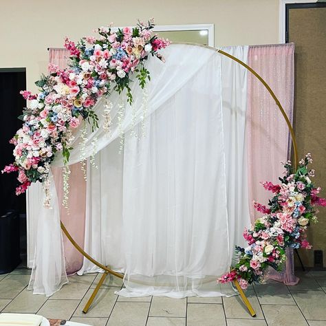 Round Backdrop Ideas With Flowers, Round Backdrop With Drapes, Backdrop For Parties, Backdrop Ideas Curtain, Round Backdrop With Curtain, Round Flower Backdrop, Curtain Backdrop With Flowers, Pink And White Wedding Backdrop, 18th Birthday Flower Decorations