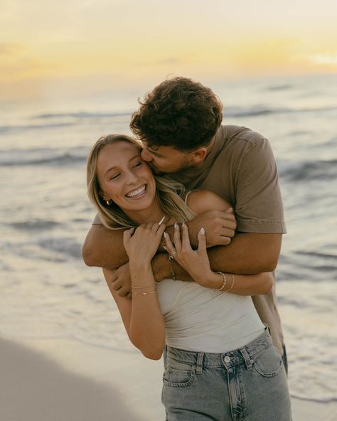 I love, love🫶 Beach Selfie Poses Couple, Couple Poses On Beach Picture Ideas, Ocean Couple Aesthetic, Teenage Couple Beach Pictures, Couples Vacation Poses, Beach Sunset Photoshoot Couple, Couples Photoshoot Poses Beach, Couples Sunset Photoshoot Beach Photos, Cozy Beach Photoshoot