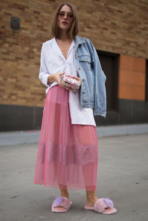 Pink Skirt Street Style, Sheer Skirt Outfit, Layering Clothes, Pink Lace Skirt, Green Jelly, Dress Over Pants, Sheer Clothing, Sheer Skirt, Skirt Outfit