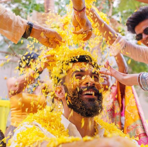 Haldi Ceremony Outfit For Men, Haldi Photography Ideas, Haldi Pose, Haldi Poses For Bride, Haldi Photoshoot, Haldi Ceremony Decorations, Haldi Ceremony Outfit, 90s Fashion Outfits Hip Hop Party, Haldi Outfits