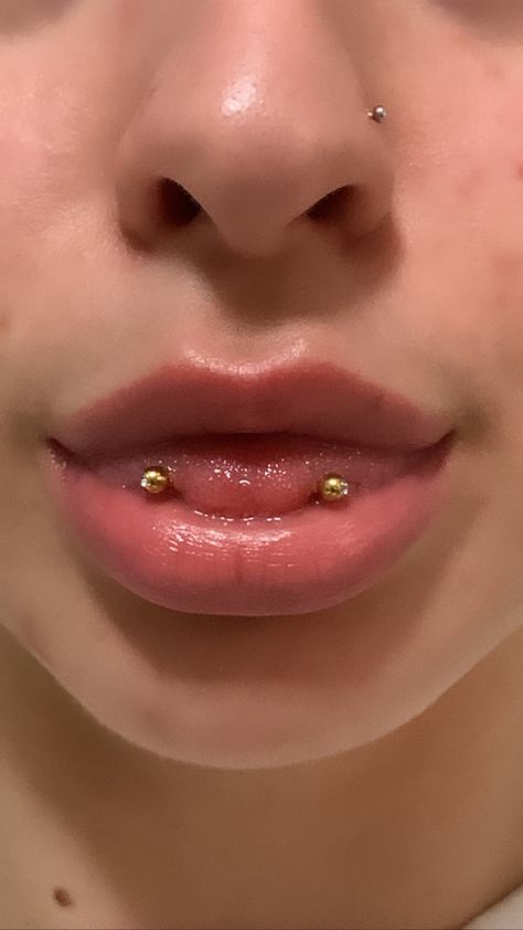 Snake eye tongue piercing. 
#snakeeyes #piercings #tonguepiercings #snakeeye #snaketonguepiercing #piercingbar Snake Eye Tongue Piercing, Snake Eyes Tongue Piercing, Snake Eyes Piercing, Tongue Piercing Jewelry, Permanente Make-up, Cute Nose Piercings, Eye Piercing, Nail Piercing, Pretty Ear Piercings