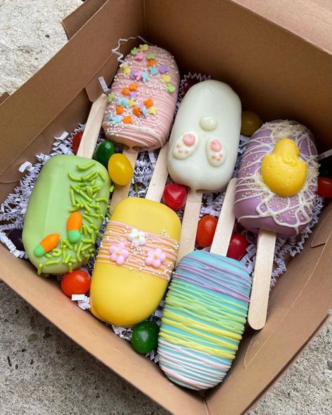 Cakesicle Treat Boxes, Easter Cakecicle, Cakesicle Pricing, Easter Sweet Treat Box Ideas, Easter Cake Sicles, Easter Popsicles, Easter Cake Popsicles, Easter Cakesicles Ideas, Spring Cakesicles