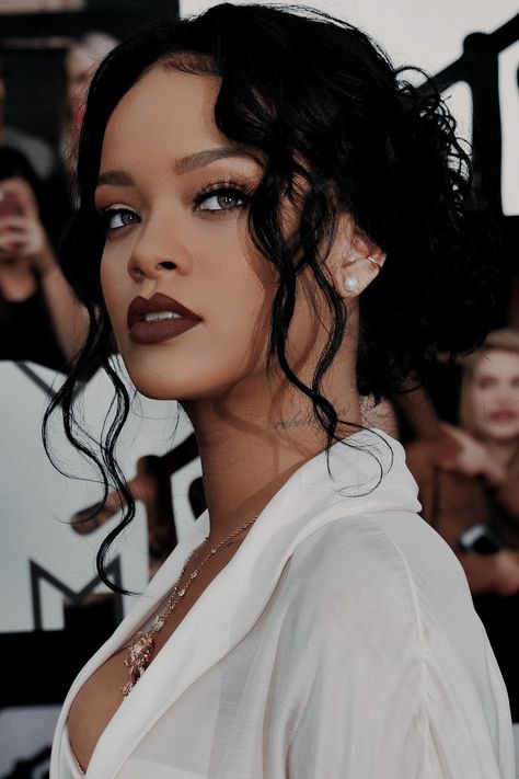 Rihanna Quotes, Rihanna Photos, Rihanna Riri, Star Tshirt, Fall Makeup Looks, Rihanna Style, Black Hollywood, Black Celebrities, Bad Gal