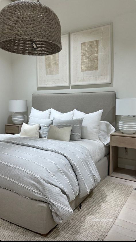 Guest Room Grey Bed, Light Grey Carpet Bedroom Ideas, Light Grey Bedding Ideas, Grey Upholstered Bed Bedroom Ideas, Grey Bed Styling, Grey And Cream Bedroom Ideas, Grey Upholstered Bed Decor, Gray And Beige Bedroom Ideas, Bedroom With Grey Bed