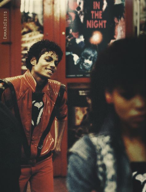 The Weeknd and MJ Looks at his shirt and the picture in the back Hee Man, Photos Of Michael Jackson, Michael Jackson Thriller, Michael Jackson Smile, Joseph Jackson, Michael Jackson Pics, King Of Pop, King Of Music, Jackson 5