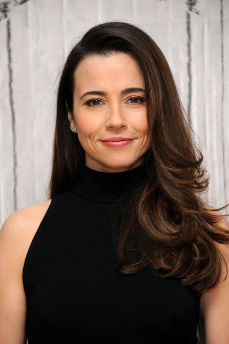 Face Claims Middle Aged, Middle Aged Woman Face Claim, Characters Profile, Linda Cardellini, Wedge Hairstyles, Velma Dinkley, Asymmetrical Hairstyles, Shoulder Hair, Italian Actress