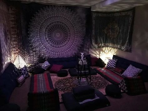 Smoke sesh room Smokers Living Room, Smoker Bedroom Ideas, Smoker Room Ideas, Sesh Shed Ideas, Basement Hangout Room, Pothead Bedroom Decor, Hang Out Room Ideas, Sesh Spot, Sesh Room