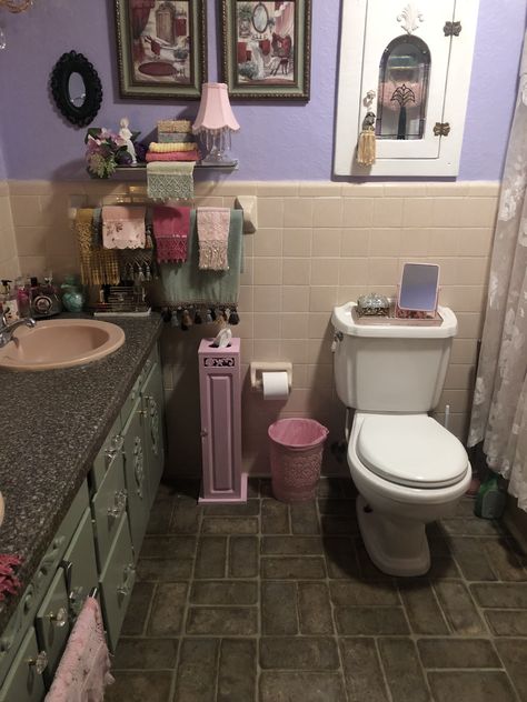 Hello Kitty Bathroom Ideas, Trashy Apartment, 2000s Home Aesthetic, Y2k Bathroom Aesthetic, 2000s Houses Interior, 2000s Mom Aesthetic House, Bathroom Decor Y2k, Nostalgic Bathroom, 2000s Bathroom Aesthetic