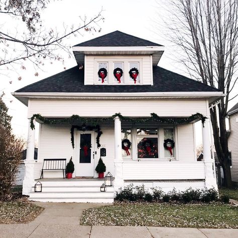 1,879 Likes, 70 Comments - chelsea beckman (@alovelybean) on Instagram: “tucked inside are two snuggly babes in their jammies, an encore viewing of the family stone, so…” Farmhouse Christmas Exterior, Christmas Cottage Exterior, Winter Hygge, White House Christmas, Cottage Exterior, Christmas Front Porch, Cottage Christmas, Christmas Porch Decor, Front Porch Christmas Decor