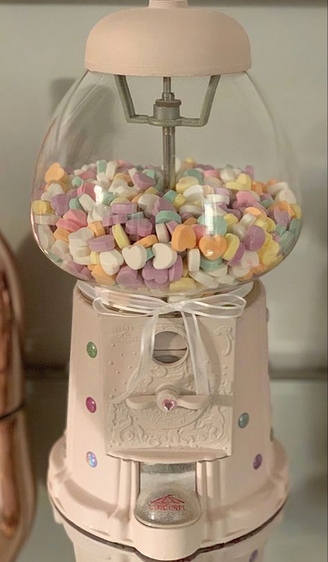 Pink Gumball Machine, Gumball Machine Aesthetic, Gumball Machine Decor, Gumball Machine Art, Diner Layout, Cute Gumball Machine, Candy Furniture, Bubblegum Machine, Candy Room