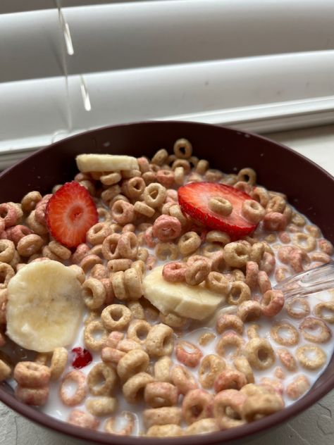 Cereal With Bananas, Healthy Breakfast With Fruit, School Breakfast Aesthetic, Breakfast Cereal Aesthetic, Strawberry Meals, Cereal Breakfast Aesthetic, Cheerios Aesthetic, Healthy Cereal Recipes, Cereal Aestethic