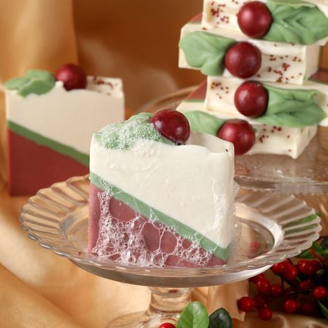 Christmas Soap Designs, Soap Decorating Ideas, Bramble Recipe, Cranberry Soap, Christmas Soaps, Soap Design Ideas, Traditional Color Palette, Soap Business, Handmade Soap Recipes