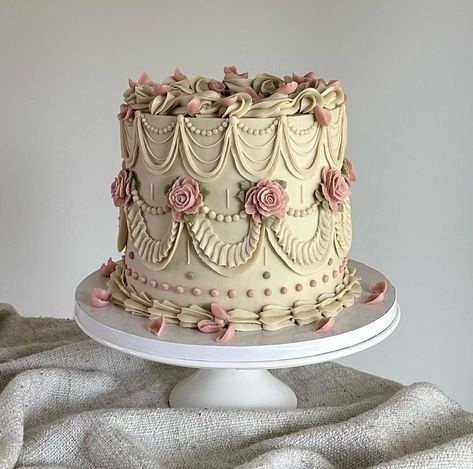 Victorian Cakes Vintage, Marie Antoinette Cake, 100 Cupcakes, Victorian Wedding Cakes, Victorian Cakes, Beige Roses, Bolo Vintage, Birthday 12, Vintage Birthday Cakes