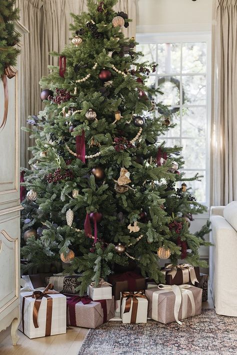 Christmas Tree Inspo, Christmas Tree Decorating Ideas, Tree Decorating Ideas, Jenna Sue Design, Jenna Sue, Christmas Tree Decorating, Holiday Home Tour, Christmas Decor Inspiration, Christmas Tree Inspiration