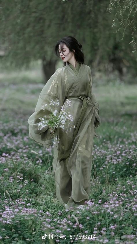 Hanfu Dress Aesthetic, Asian Clothes Traditional, Chinese Outfit Aesthetic, Taiwan Traditional Clothes, Asian Princess Aesthetic, Kimono Aesthetic Traditional, Chinese Woman Traditional, Hanfu Aesthetic, Ancient China Aesthetic