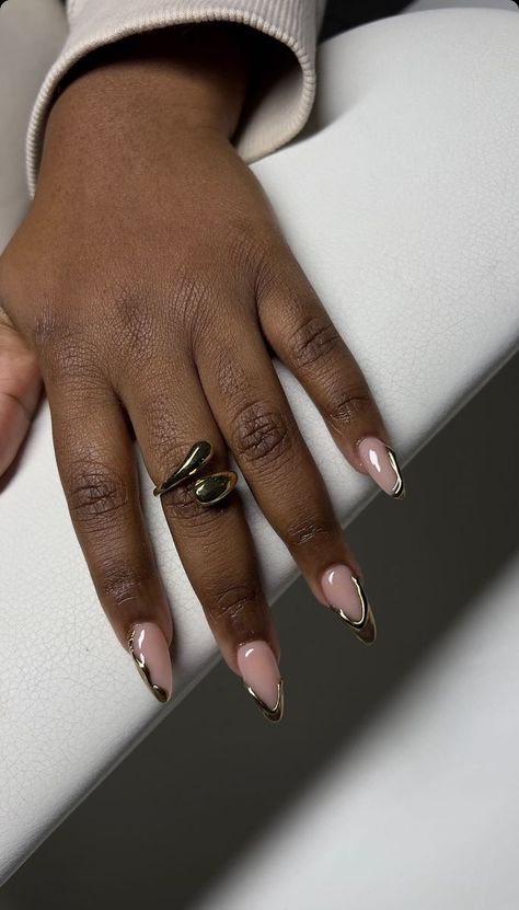 Simple Black And Gold Nails, Almond Nails Black Women, Nail Knowledge, Gold Almond Nails, Acrylic Nails Bling, Gold And Black Nails, Acrylic Nail Designs Classy, Black Almond Nails, Nails Bling