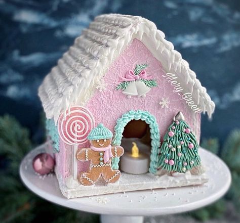 Pink And Blue Gingerbread House, Gingerbread House Barbie, Preppy Gingerbread House Ideas, Gingerbread House Images, Gingerbread House Cake Ideas, Barbie Dream House Gingerbread, Gingerbread House Colorful, Pink Gingerbread Houses, Barbie Gingerbread House Ideas