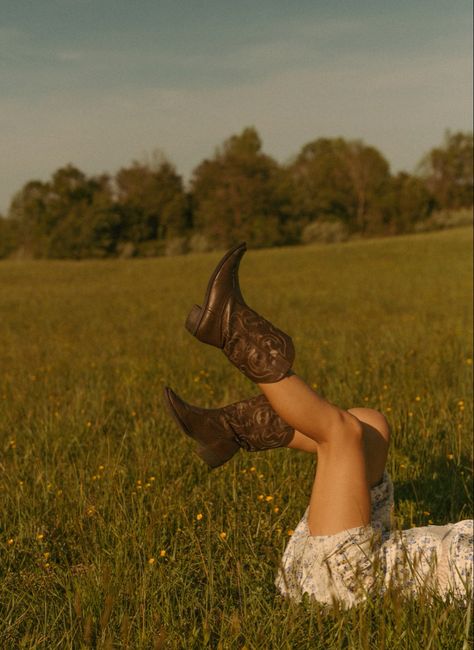 Cowgirl Boot Photography, Cowgirl Desert Aesthetic, Cowgirl Photography Ideas, Western Cottagecore Aesthetic, Moody Cowgirl Aesthetic, Redhead Cowgirl Aesthetic, Urban Cowgirl Aesthetic, Indie Cowgirl Aesthetic, Country Side Photography