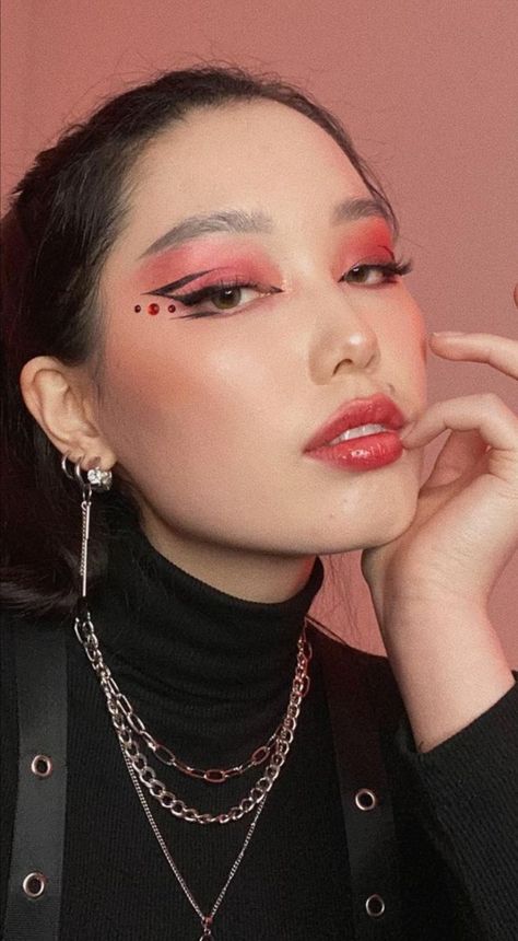 Ateez Makeup Ateez Makeup Inspired Concert, Asian Graphic Liner, Ateez Concert Makeup Ideas, Skz Inspired Makeup, Ateez Concert Makeup, Ateez Inspired Makeup, Ateez Makeup Looks, Ateez Outfits Inspired Concert, Kpop Concert Makeup Ideas