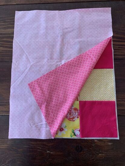 Baby Doll Blankets To Sew, Sewing Doll Blankets, Barbie Blankets Diy, Baby Doll Quilts Free Pattern, Baby Doll Blankets To Sew Diy, Sew Doll Accessories, Doll Quilts Easy, Homemade Dolls Easy, Doll Quilt Patterns Free