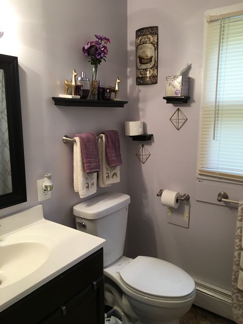 Grey And Purple Bathroom Decor, Lilac Purple Bathroom, Bathroom Purple And Grey, Purple Bathroom Ideas Decor Small Spaces, Purple Gray Bathroom Ideas, Purple Black And Grey Bathroom Ideas, Purple Grey Bathroom, Purple Decor Bathroom, Lilac And Black Bathroom