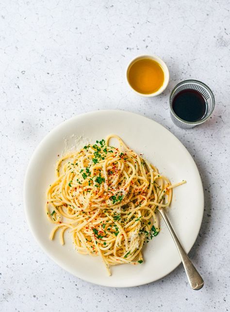 This delicious and quick garlic & chilli pasta recipe is very easy to prepare. Lemon Linguine, Dish Magazine, Chilli Pasta, Lemon Pasta Recipes, Pasta Bakes, Raw Prawns, Quick Pasta Recipes, Bon Apetit, Sauce For Rice