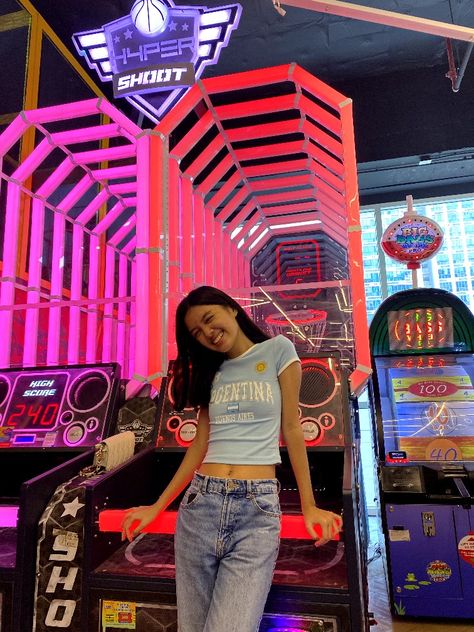 Girl leaning on basketball arcade game. Arcade Photo Ideas, Arcade Date Outfit Ideas, Arcade Picture Ideas, Arcade Photoshoot Aesthetic, Arcade Aesthetic Outfit, Arcade Aesthetic Photoshoot, Arcade Date Outfit, Photoshoot Arcade, Arcade Pictures