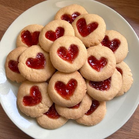 Jam Cookies, Shaped Cookies, Heart Shaped Cookies, Cute Baking, Think Food, Heart Cookies, Food Obsession, Cafe Food, Sweet Snacks