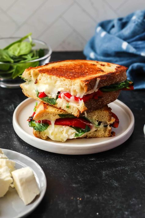 Upgrade your grilled cheese with this mouth-watering sandwich! Made with a delicious combination of tangy feta, gooey mozzarella, roasted red peppers, and fresh spinach, this grilled cheese is the perfect quick and easy meal. Roasted Red Peppers Recipes, Red Pepper Recipes, Hot Sandwiches, Grilled Sandwiches, Pepper Sandwich, Sandwich Day, Panini Recipes, Queso Fundido, Best Grilled Cheese