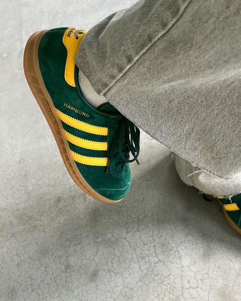 Hamburg, Adidas Aesthetic Shoes, Adidas Aesthetic, Beach Fits, Chill Fits, Adidas Girl, Hype Shoes, Shoe Inspo, Aesthetic Shoes