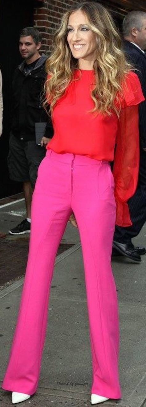 SJP Pink Pants Outfit, Hot Pink Pants, Look Rose, Color Blocking Outfits, Pink Trousers, Outfit Chic, Sarah Jessica, Outfit Trends, Ținută Casual