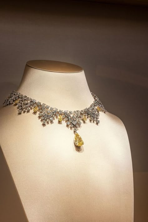 Luxurious Jewelry Aesthetic, High Jewelry Aesthetic, Bulgari Necklace Diamond, Bulgari Diamond Necklace, Luxury Gold Jewelry, High Jewelry Design, Royal Necklace, Expensive Necklaces, Luxurious Necklace