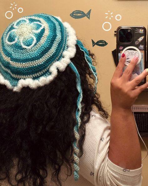 jellyfish hat ᕙ( •̀ ᗜ •́ )ᕗ i got the opportunity to test this cute freaking hat by @4starzshop and its soo adorable ?? i havnt crocheted a hat in a minute, but this pattern was so quick and easy to follow !! the pattern is already out so be sure to check it out and give love to the creators and other testers :)) i added 2 additional straps to mine to the front of my hat as face framing pieces and it turned out so much better than i thought it would omg !! this was my first time using this t... Crochet Shark Hat Free Pattern, Chowder Hat Crochet Pattern Free, Jellyfish Hat Diy, Jellyfish Hat Crochet, Shark Crochet Hat, Fish Hat Crochet, Crochet Jellyfish Hat, Crochet Fish Hat, Jellyfish Hat