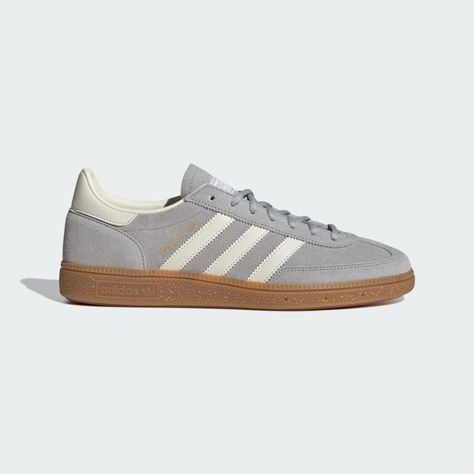 Step into retro style and all-day comfort with these adidas Handball Spezial Shoes. Originally designed for indoor sports in the '70s, this pair of low-profile shoes is ready to dominate the court and the streets. The premium suede upper is accented with contrast stitching for a pop of modern elegance while the T-toe design keeps the look rooted in the past. Men’s Athletic Style, Adidas Gazelle Men, Teenage Aesthetic, Spezial Shoes, Adidas Gazelle Shoes, Adidas Handball Spezial, Men Adidas, Adidas Handball, Holiday Shoes