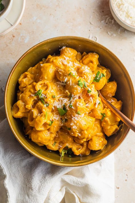 Creamy Pumpkin Pasta Sauce (Quick & Easy!) Pescatarian Dinners, Pasta Sauce Easy, Easy Pumpkin Pasta, Creamy Pumpkin Pasta, Pumpkin Pasta Sauce, Family Breakfast Recipes, Easy Pasta Sauce, Pumpkin Sauce, Pumpkin Pasta