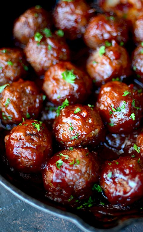 Yammie's Noshery: 3 Ingredient Crockpot Cranberry Meatballs Cranberry Crockpot, Cranberry Sauce Meatballs, Cranberry Meatballs, Meatball Recipes Crockpot, Crockpot Appetizers, Appetizer Meatballs, Crock Pot Meatballs, Minced Meat, Meatball Recipes