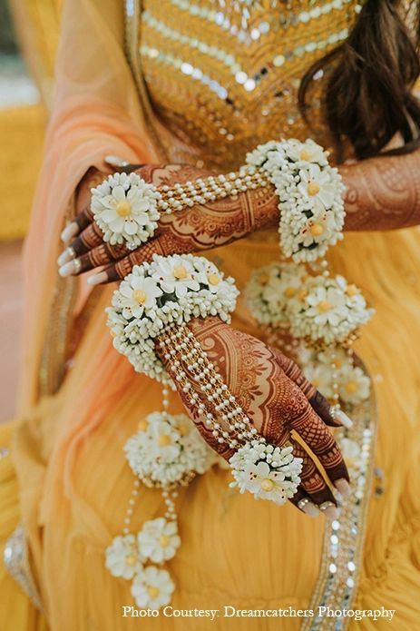 Bindita Baksi and Wanchoo, The Zuri White Sands, Goa Flower Jewellery For Haldi, Flower Jewellery For Mehndi, Fresh Flower Jewelry, Haldi Ceremony Outfit, Flower Jewelry Designs, Wedding Flower Jewelry, Delhi Wedding, Wedding Brides, Mehndi Simple