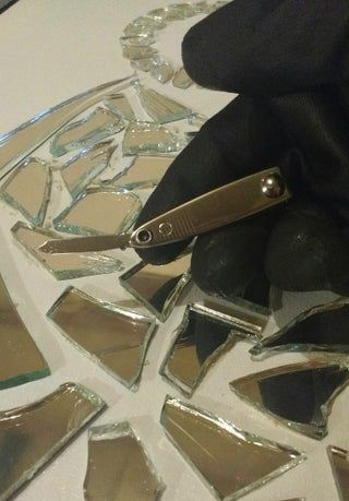 Broken Mirror Ideas, Broken Mirror Projects, Mirror Art Diy, Broken Mirror Diy, Good Mirror, Spiegel Diy, Broken Glass Crafts, Trending Home Decor, Shattered Mirror