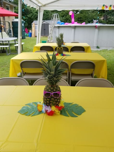 Hawaii Ideas Party, Hawaii Party Table Decorations, 40th Hawaiian Birthday Party, Aloha Party Decorations Hawaiian Luau, Hawaiian Decorations Party, Beach Theme Party Table Decor, Hawin Theme Party, Luau Party Center Piece Ideas, Hawaiian Theme Centerpiece Diy