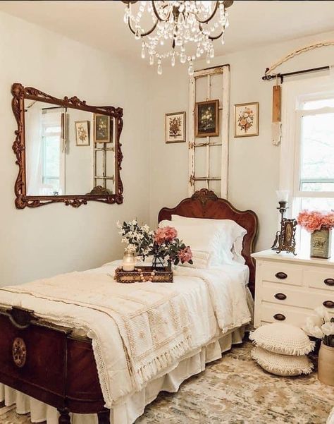 Cozy Bedroom Diy Decor, Bedroom Ideas Antique Vintage, Vintage Rooms Antique, Vintage Look Bedroom Ideas, Floral Country Bedroom, Vintage Home Bedroom, Room Inspo Antique, 50s Style Bedroom, Vintage French Country Bedroom