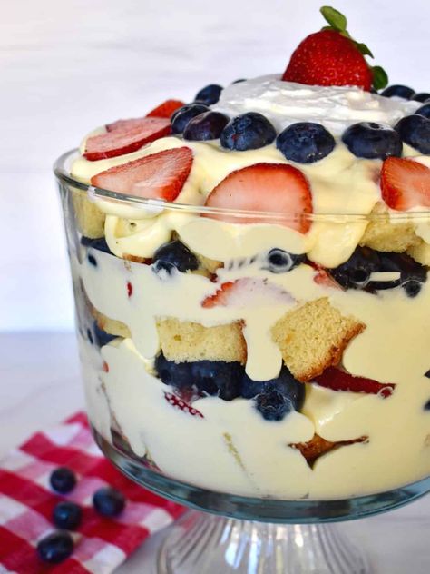 Pound Cake Trifle is a simple and delicious layered dessert made with pound cake, vanilla pudding and fruit! Essen, Recipes With Pound Cake, Pound Cake Trifle Recipes, Pound Cake Trifle, Pioneer Woman Desserts, Trifle Bowl Recipes, Cake Trifle, Fruit Trifle, Trifle Recipes