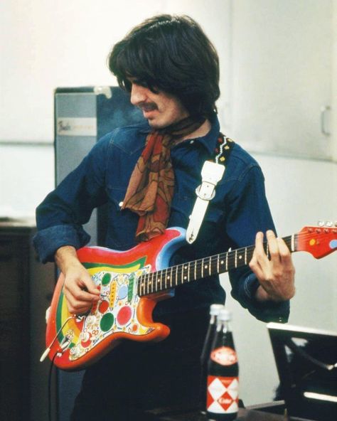 George Harrison Style, Beatles Outfit, Beatles Fashion, Beatles George Harrison, Beatles George, Beatles Love, Beatles Photos, Beatles Pictures, Linda Mccartney