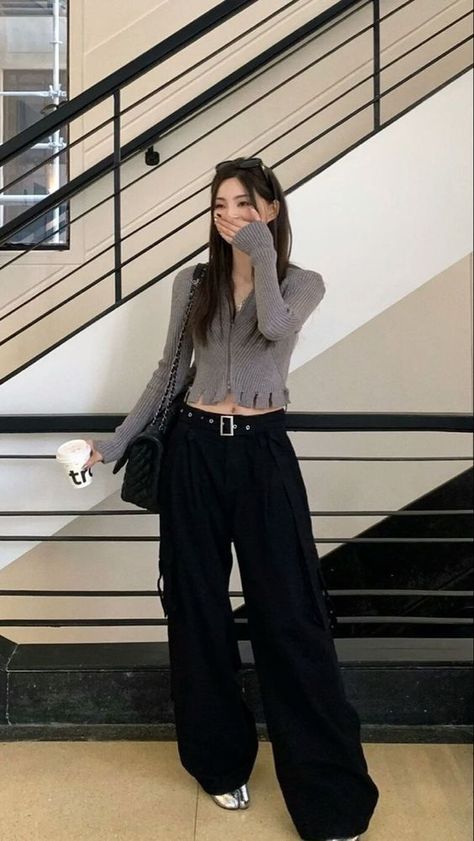 Acubi Black Pants Outfit, Korean Street Fashion Women, Summer Vibe Aesthetic, Casual Outfit Summer, Sweats Outfit, Vibe Aesthetic, The Last Song, Korean Summer, Oufits Casual