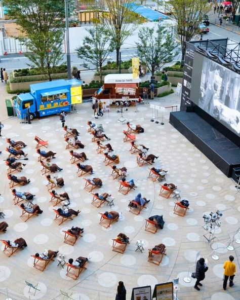 Hibiya Park becomes an open-air cinema in summer with the Hibiya Cinema Festival's free outdoor movie screenings. Visitors picnic on the grass, enjoying food stalls and a diverse lineup of Japanese and international films under the night sky. Source: IG @tokyomidtownhibiya Cinema Outdoor Ideas, Outdoor Movie Event, Outdoor Movie Screen Ideas, Outdoor Kino, Outdoor Movie Theatre, Indoor Festival, Open Cinema, Cinema Outdoor, Outdoor Movie Night