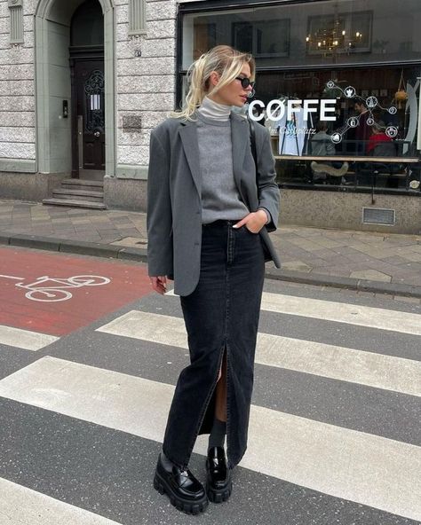 Denim Skirt Winter, Denim Skirt Outfit Winter, Black Denim Skirt Outfit, Rok Outfit, Black Skirt Outfits, Jean Skirt Outfits, Loafers Outfit, Denim Skirt Outfits, Winter Skirt Outfit